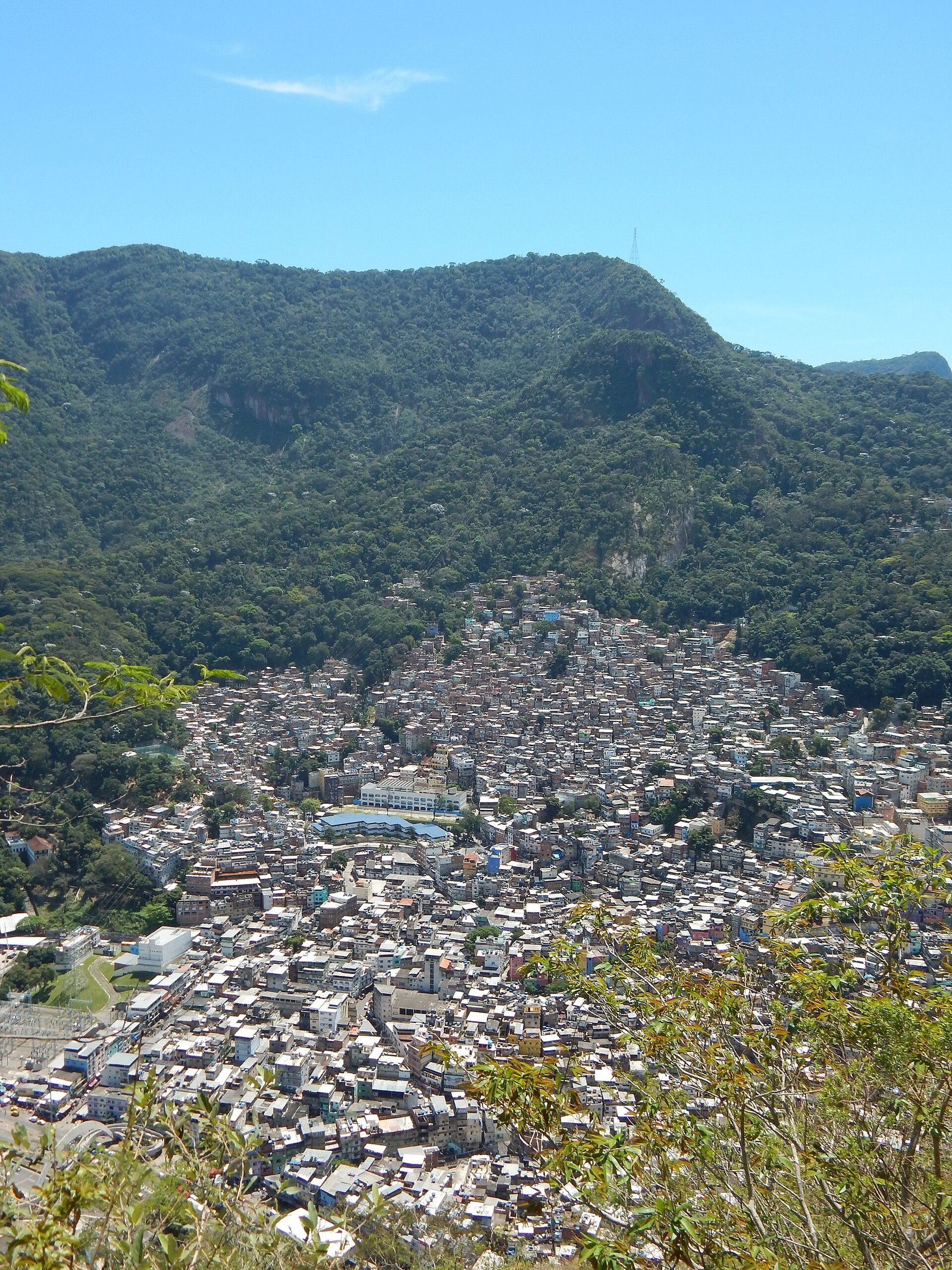 Investimentos em educação transformam realidade de jovens em comunidades do Rio