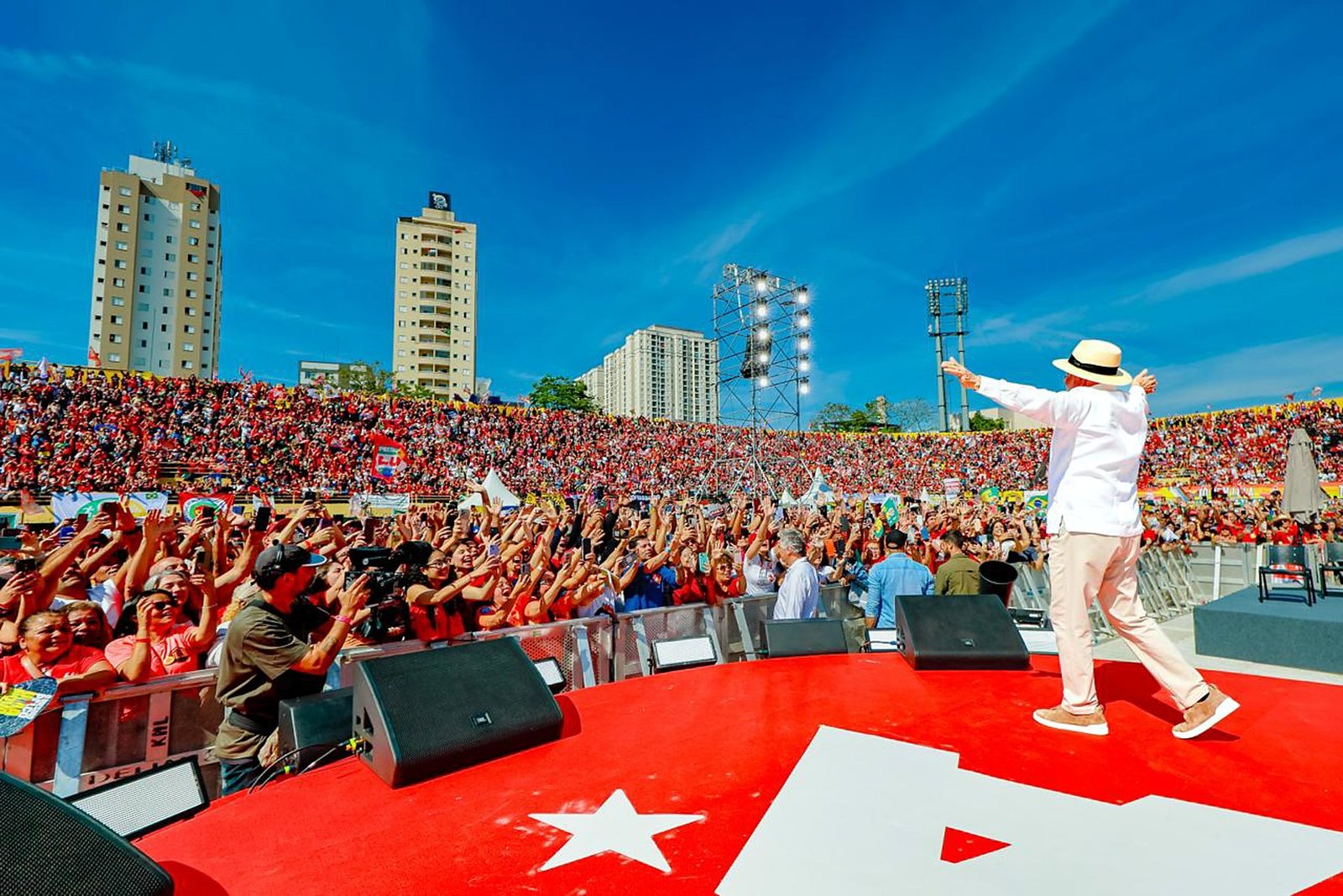 Lula volta às ruas no 2º turno: feira de Ceilândia e carro aberto em Natal